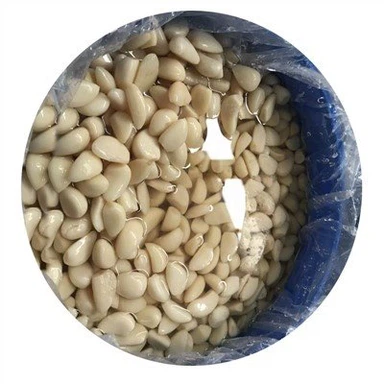 Marineeritud küüslauguküüned soolvees